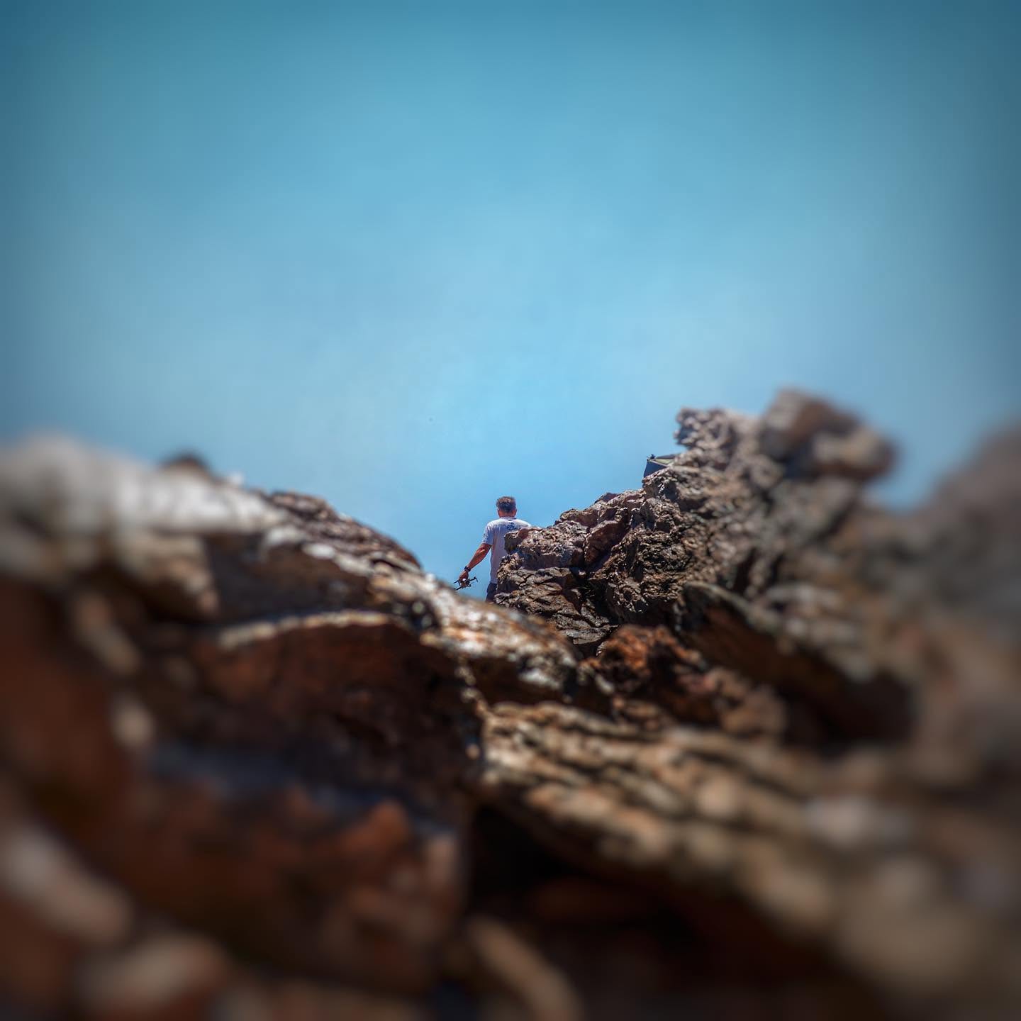 Álex con el dron en lo alto de unas rocas